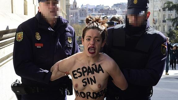 Las Femen protestan ante el Congreso