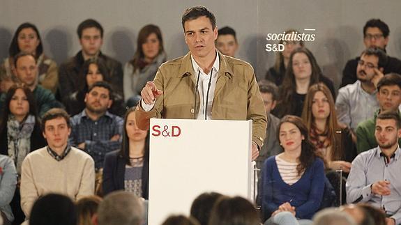 Sánchez acusa a Montoro de «justificar el fraude fiscal» en vez de combatirlo