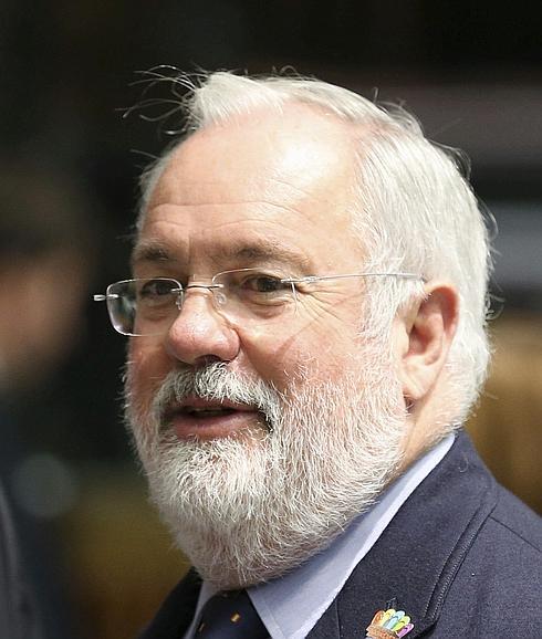 Cañete rechaza los precios regulados de la luz porque provocan «distorsión»