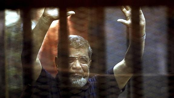 Egipto condena las críticas por la pena de muerte dictada contra Mursi