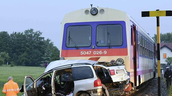 Cinco muertos y tres heridos en Austria al arrollar un tren a un vehículo