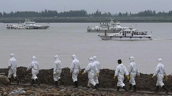 Aumentan a 75 los muertos en el naufragio del 'Estrella Oriental' en China