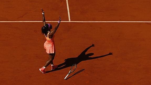 Serena Williams aplasta a Safárová para ganar su tercer Roland Garros