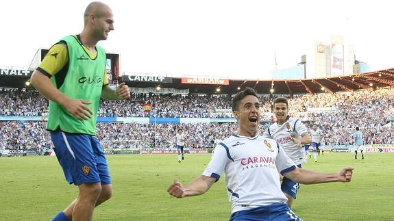 El Zaragoza remonta y se adelanta en el primer asalto