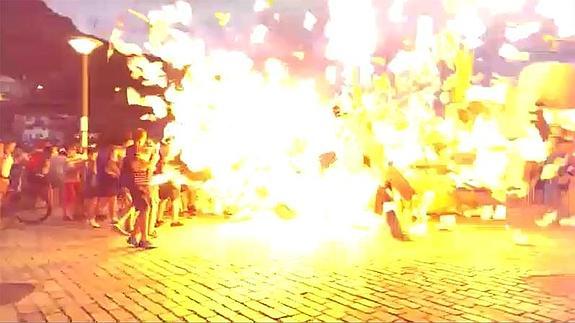 Seis heridos al estallar un bidón de gasolina tras prender la hoguera en Pasai San Pedro