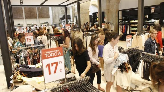 La inflación sube hasta el 0,1% y vuelve a terreno positivo un año después