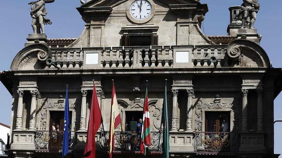 Una ikurriña preside el inicio de los Sanfermines