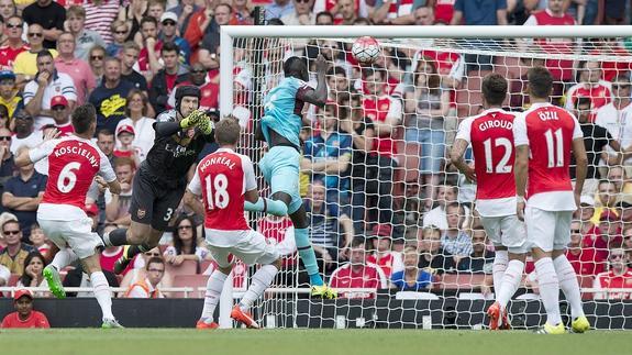 El Arsenal cae en casa en un mal día de Cech