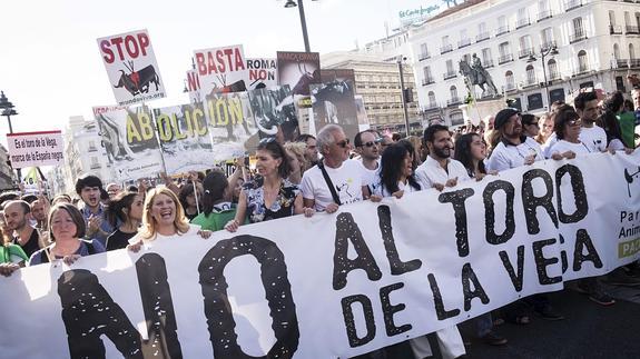 Miles de personas exigen en Madrid el fin inmediato del Toro de la Vega