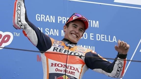 Márquez domina en el caos y Rossi saca petróleo