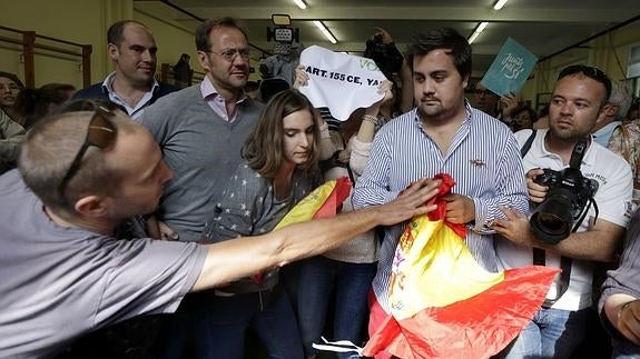 Trifulca durante la votación de Mas por una bandera española