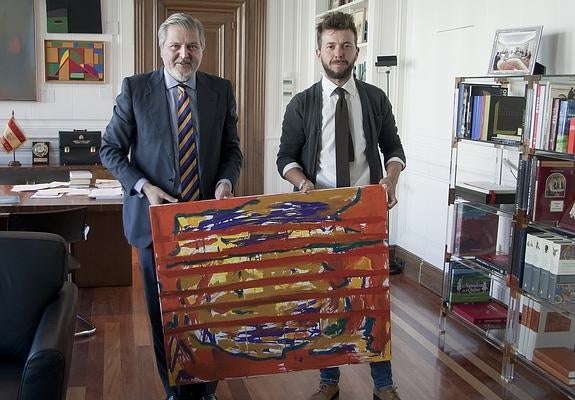 Méndez de Vigo cuelga en su despacho el cuadro que un joven artista le ofreció mediante un tuit