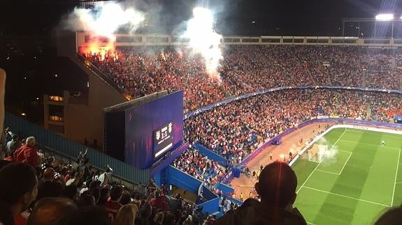La afición del Benfica lanzó bengalas a hinchas rojiblancos