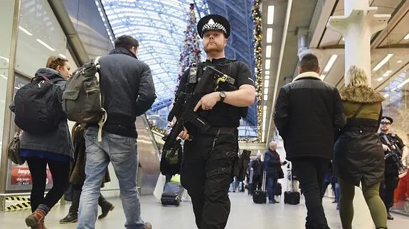 El agresor del metro de Londres tenía imágenes del Estado Islámico en el móvil