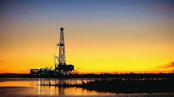 El precio del petróleo cae a su nivel más bajo desde julio de 2004