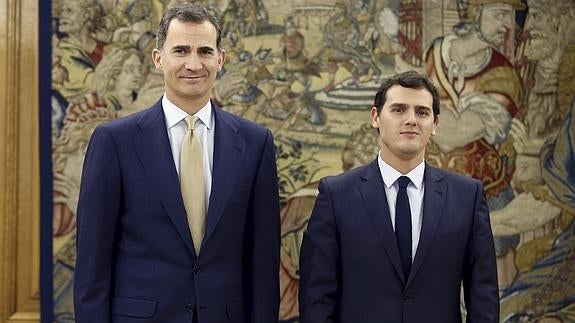 Rivera se ofrece al Rey para «desencallar» la actual situación de «guerra fría» entre PP y PSOE