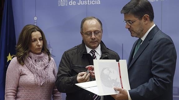 Catalá dice a los padres de Marta del Castillo que si hay nuevas pruebas podría abrirse otro juicio