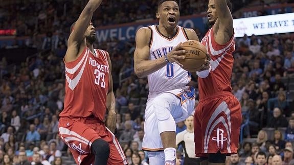 Westbrook y Durant lideran a los Thunder en un flojo día de Ibaka