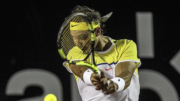 Nadal arranca en Río con victoria cómoda bajo la lluvia