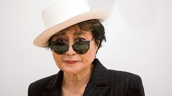 Yoko Ono, hospitalizada en Nueva York