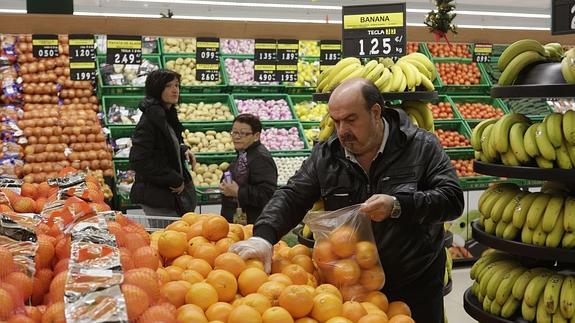 La gasolina y los alimentos hunden la inflación al -0,8% en febrero