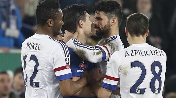 Diego Costa intenta morder a otro jugador