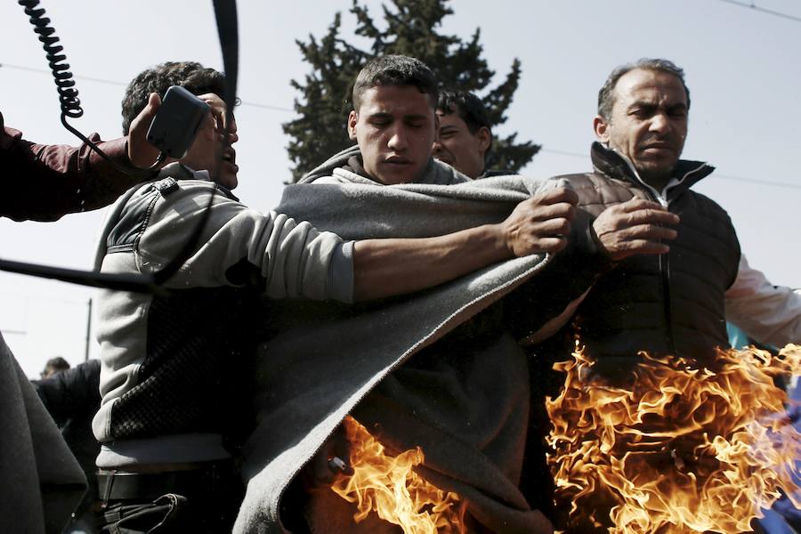 Dos refugiados se queman a lo bonzo en Idomeni