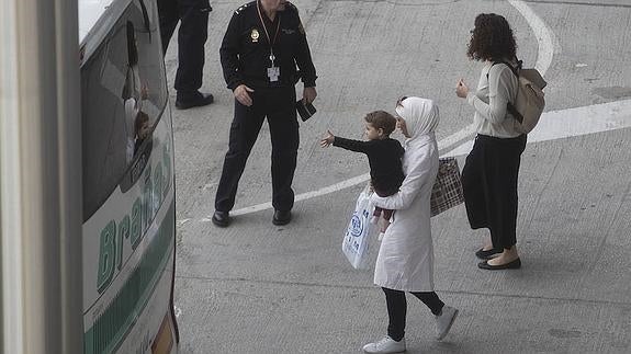 Aterrizan en España los primeros 20 refugiados procedentes de Grecia