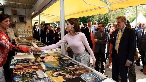 La Reina hace sus compras en la Feria del Libro de Madrid