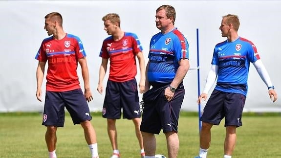 Pavel Vrba anuncia la lista de los 23