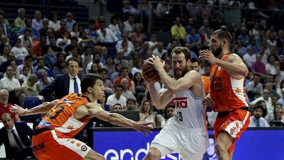 Una canasta de Vives sobre la bocina premia el orgullo del Valencia