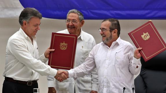 El Gobierno colombiano y las FARC firman un histórico acuerdo de paz