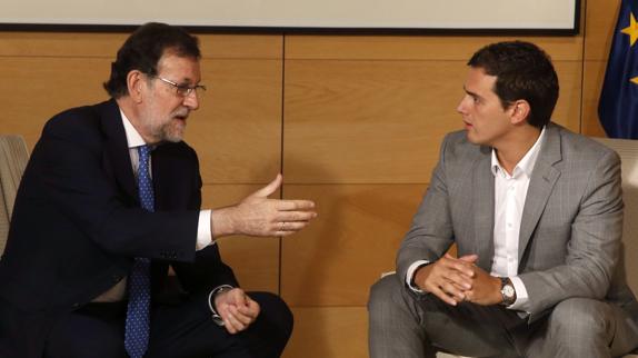 Rivera apunta a un Gobierno en minoría de Rajoy con su abstención y la del PSOE