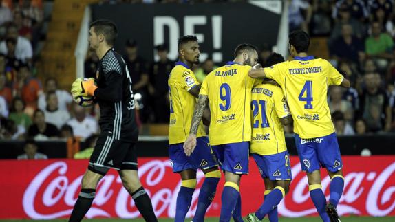 La efectividad canaria castiga la endeblez defensiva del Valencia