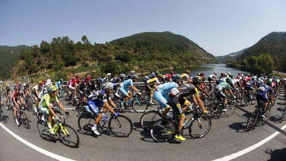 Simon Yates vence en Luintra