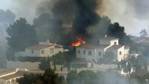 El incendio de Alicante quedará estabilizado en horas