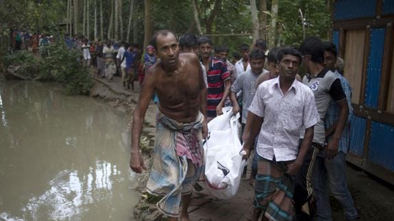 Al menos 18 muertos, cinco de ellos niños, al naufragar un bote en Bangladesh