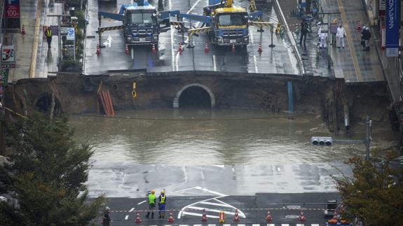 Un enorme hundimiento de tierra provoca el caos en la ciudad nipona de Fukuoka