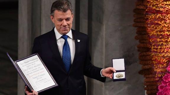 Santos recibe el Nobel de la Paz: «La guerra en Colombia ha terminado»