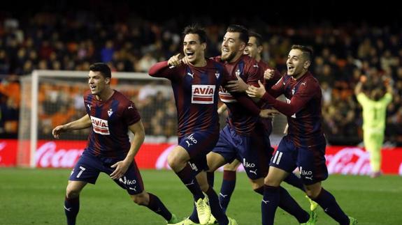 El Eibar humilla al Valencia (0-4)