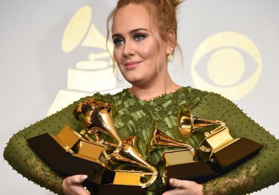 Adele se corona de nuevo en los Grammy y brinda el premio a Beyoncé