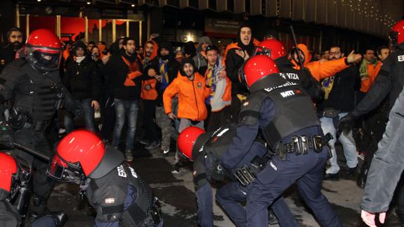 Dos heridos en los incidentes entre radicales junto a San Mamés