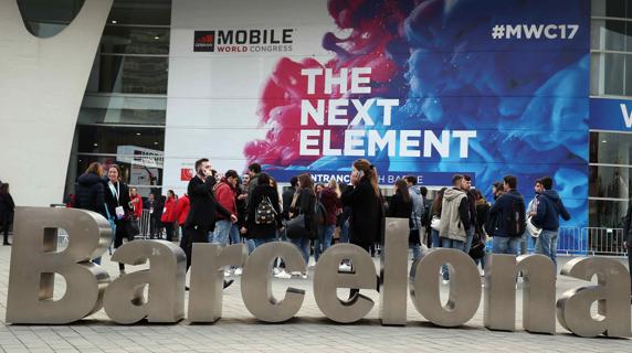 Protestas y tecnología se dividen el protagonismo en la inauguración del MWC