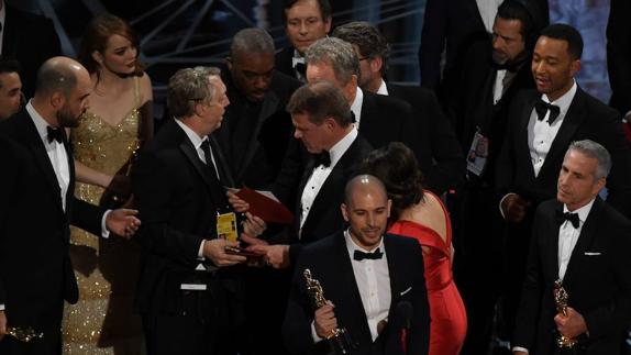 'Moonlight' arrebata (literalmente) la noche a 'La La Land'