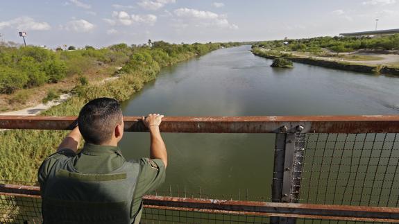 EE UU estudia separar a niños indocumentados de sus padres al cruzar frontera