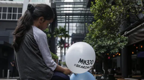 Familiares de los pasajeros del MH370 recuerdan la desaparición del avión