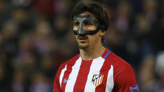 Los centrales del Atlético, con máscara