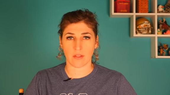 La actriz Mayim Bialik explica por qué no se debe llamar «chicas» a las mujeres