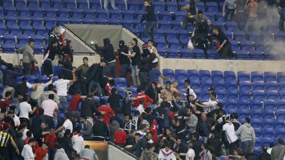 Batalla campal e invasión de campo antes del Lyon-Besiktas