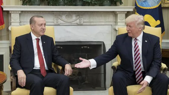 Erdogan advierte a Trump que «nunca» aceptará que EE UU arme a milicias kurdas